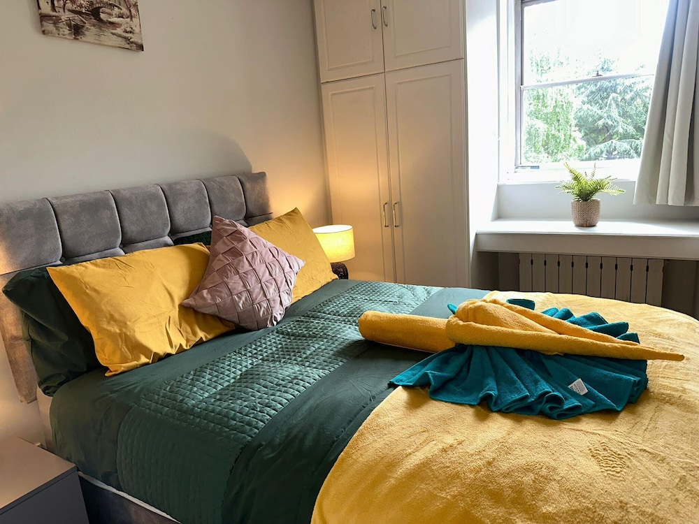 London Luxury Apartment up to 8 Guests