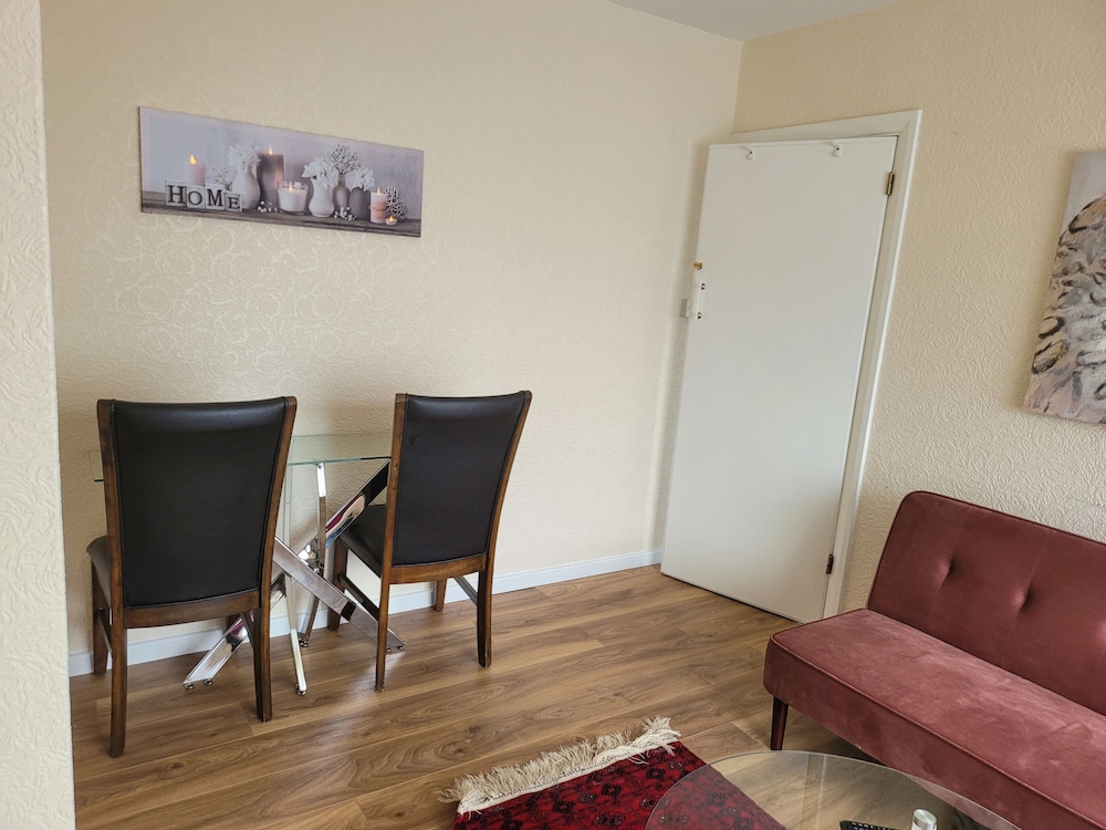 Apartment - Sleeps 2 - Parking - Near Station view 5