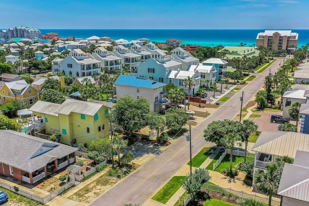 Luxe Villa Near Beach, Pool + Hottub, Chef's Kitchen Woodward Way by Avantstay