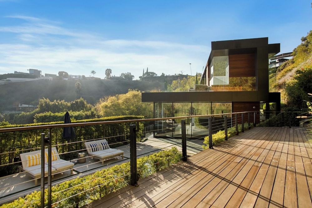Belfast Estate - Mid-century Meets Modern - Luxe Poolside Villa