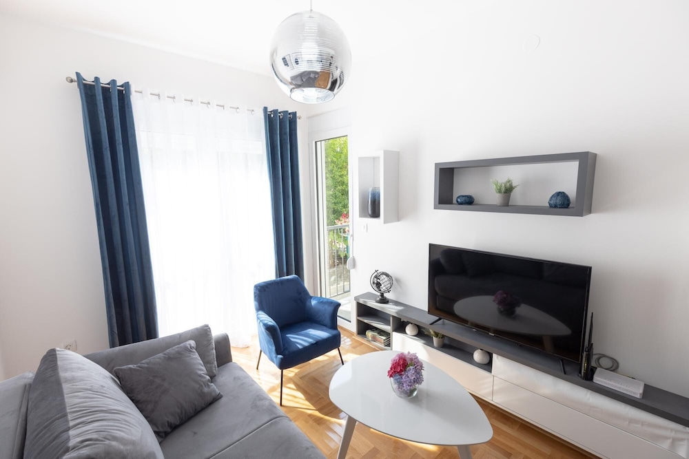 Flat w Balcony 3 min to Beach Near Budva Old Town view 5