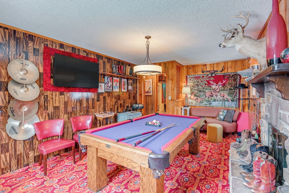 6 Mi to Downtown: 70s-themed Home in Nashville!