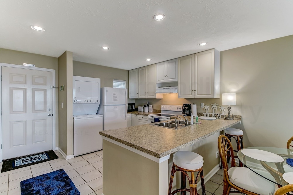 Coral Sands 102 2 Br condo by RedAwning