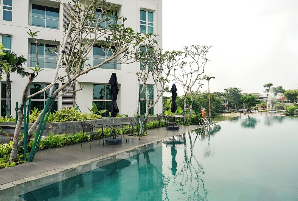 Lush Lakeside - Citra Luxury Apartments