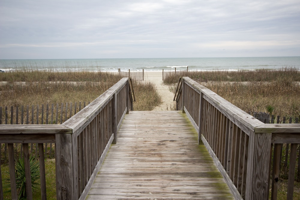 Boardwalk Resort by Hosteeva