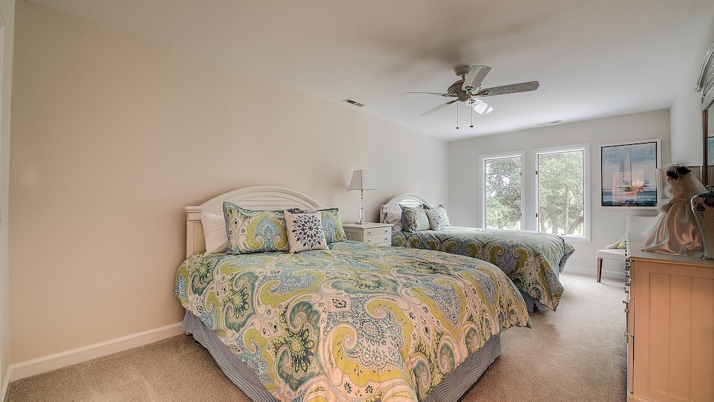 Beautiful Villa Marilyn 4 Bedroom Home by RedAwning
