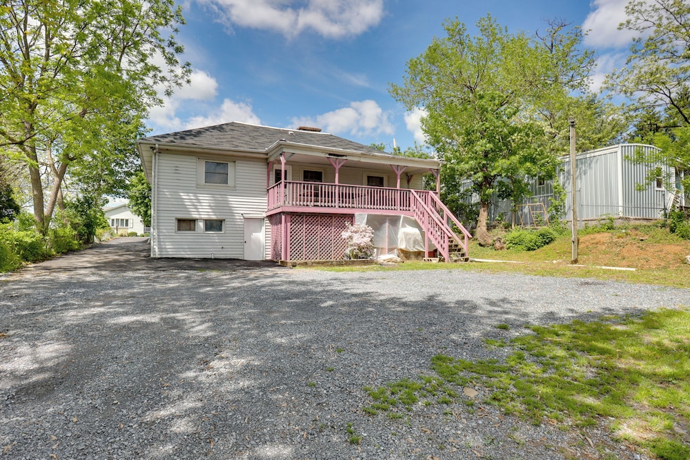 9 Mi to Midtown: Convenient Harrisburg Apt