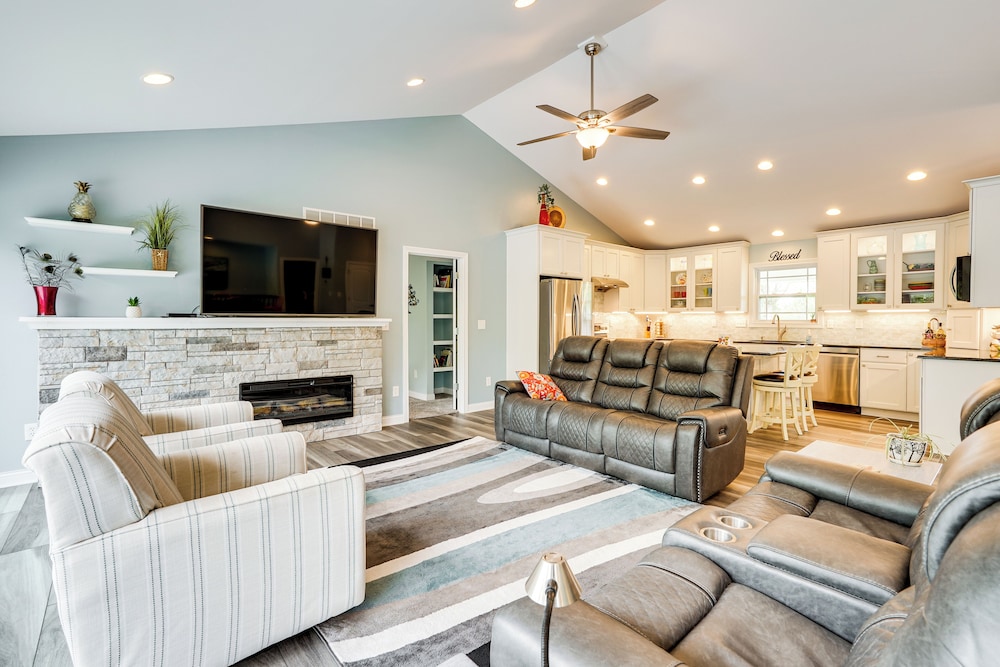 4 Mi to Dtwn: Ohio River Valley Home w/ Deck!