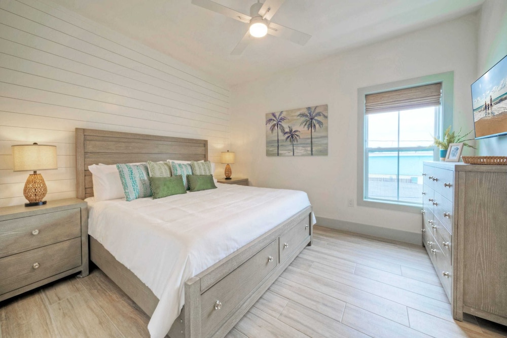 Sleeps 24 2 Homes, Walk to the Beach, Private Pools, Fire Pit, Modern Design