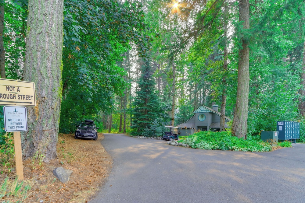 Walk to Twin Lakes: All-season Idaho Condo!