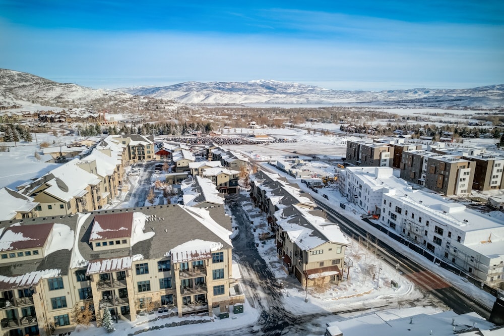 Blackstone Skier Bliss With Private Hot Tub! 3676 3 Bedroom Townhouse by RedAwning view 4