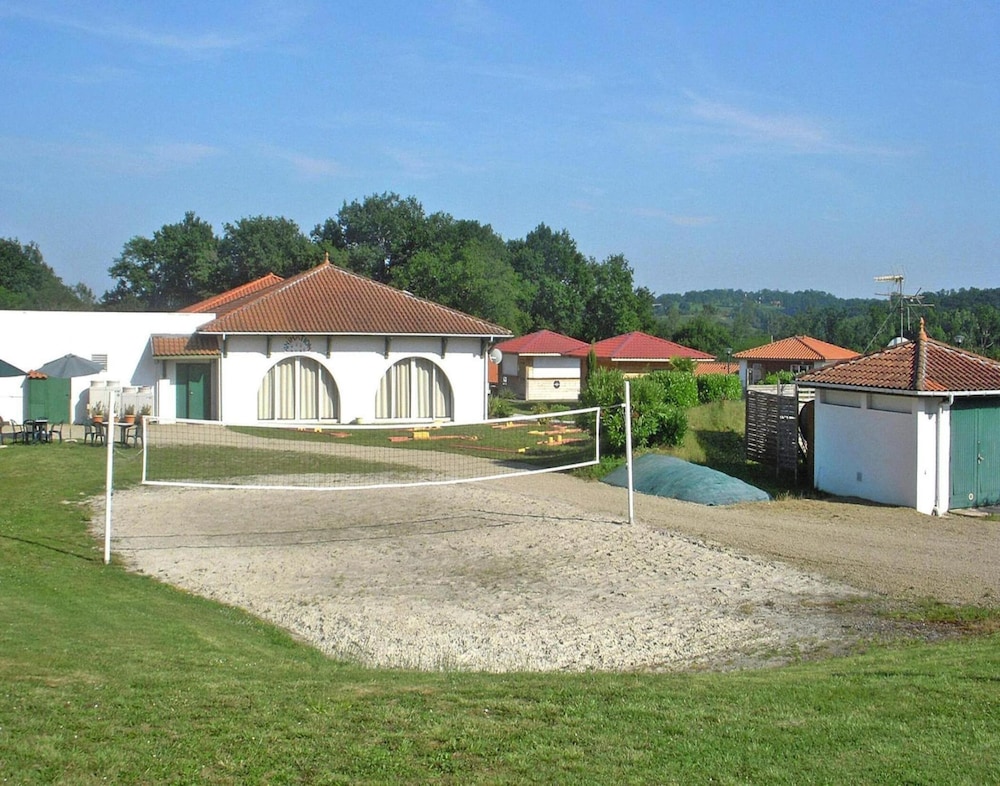 Cassen Holiday House With Pool
