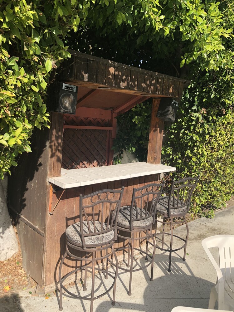 Van Nuys Vacations - Lovely Studio with a Pool - Property Image 12