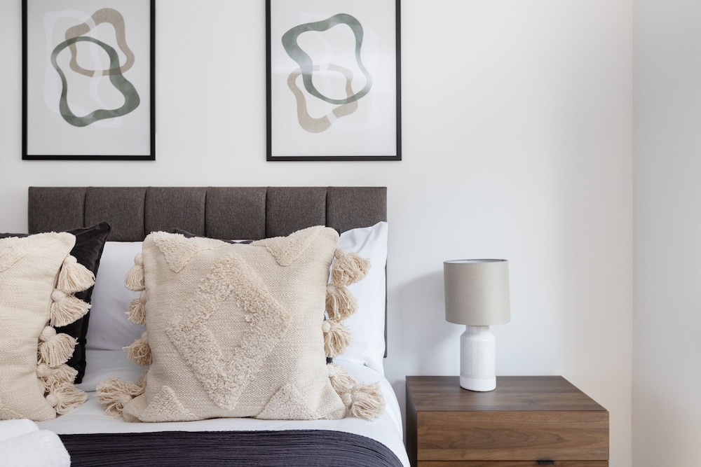 Modern 1BR with Balcony by Soho