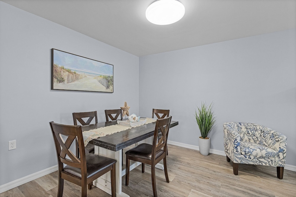 412 Harbor Hideaway: 2bd Cottage, Walk To Times Square! 2 Bedroom Home