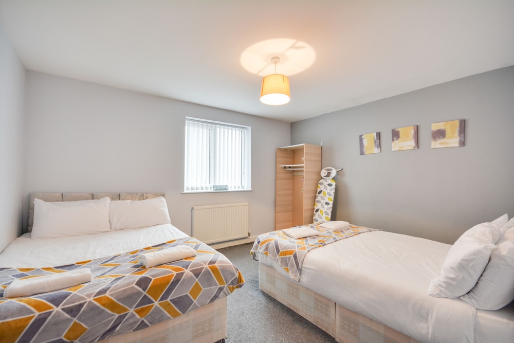 Cosy 2 Bedroom Apartment with Parking view 2