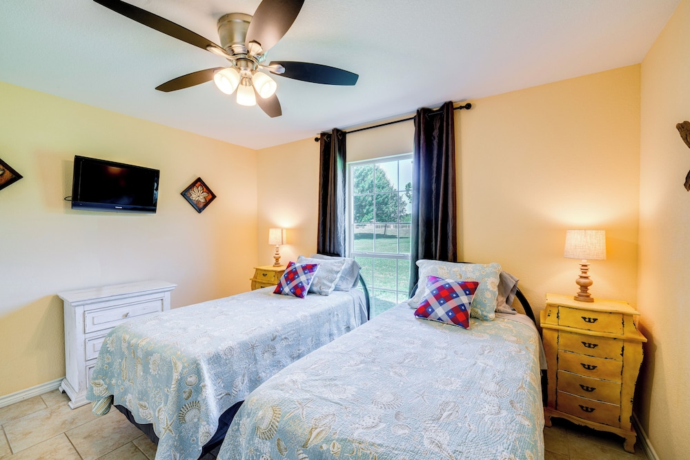 Sunrise Cove RC Llc: Lakefront Home w/ 2 Casitas!