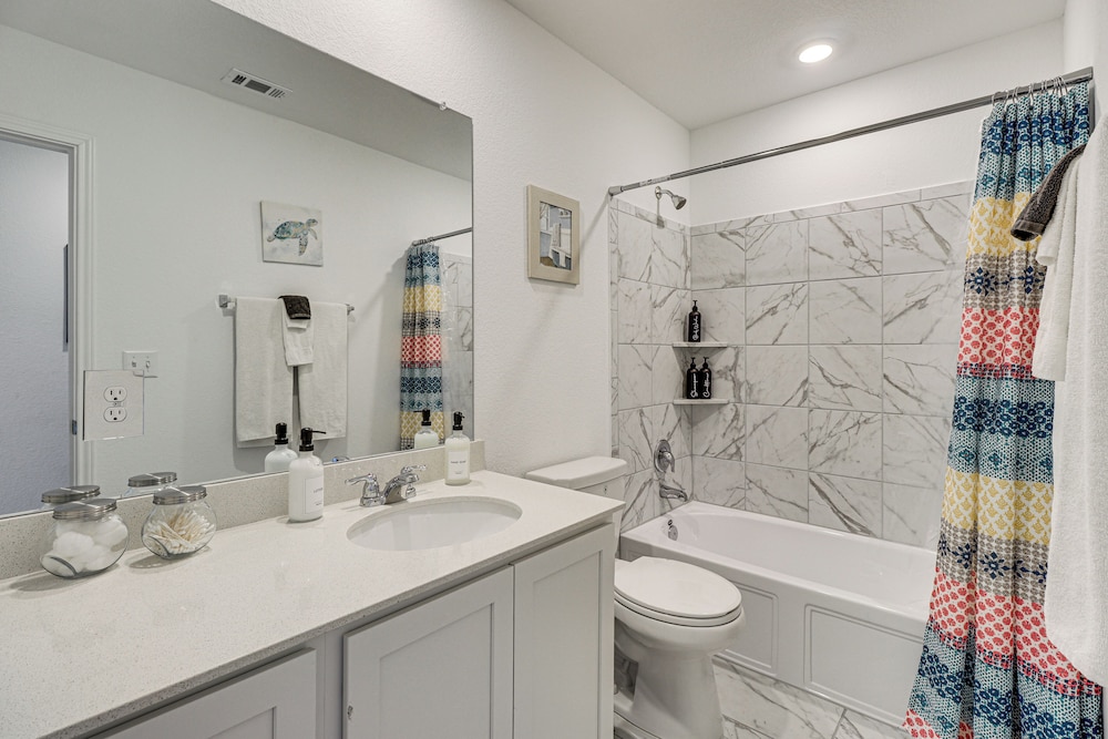 6 Mi to Mckinney Falls: Spacious Home w/ Game Room