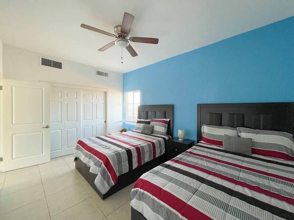 Admire Sea View From a Stunning Condo