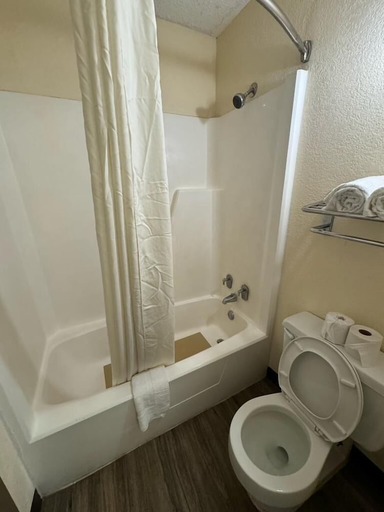 Milledgeville Vacations - Heritage Inn Milledgeville GA - Property Image 7