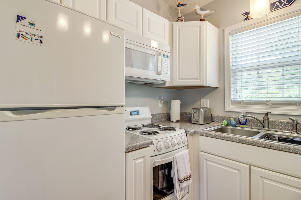 3 Mi to Icw: Coastal Carolina Home w/ Pool Access