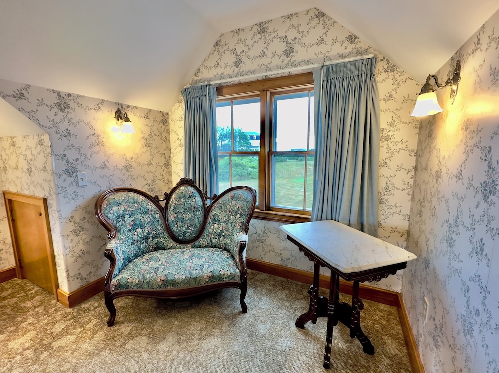 Rose Farm Inn