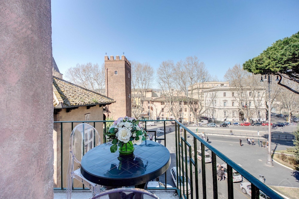 HI River View apartment