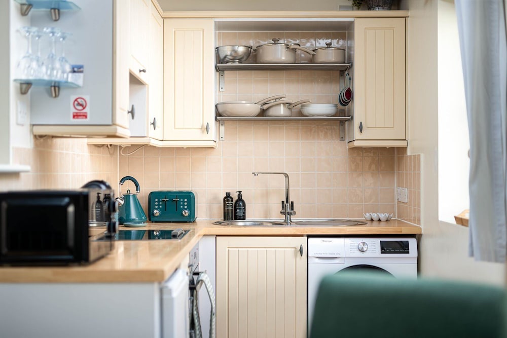 Seaview 2-bed With Private Parking, Portishead