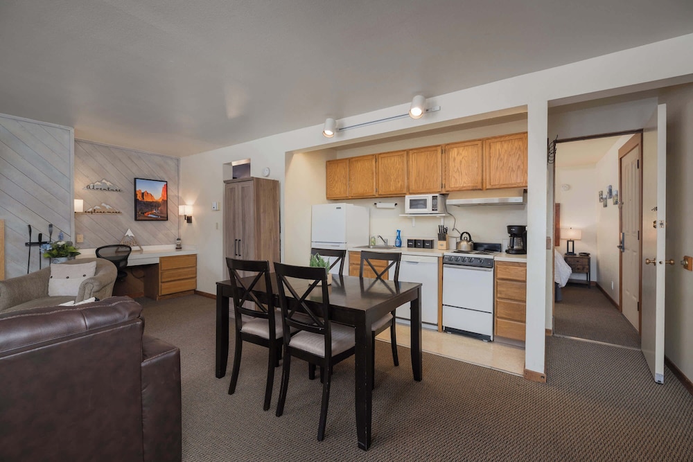 Cozy Cascade Retreat - For 4!