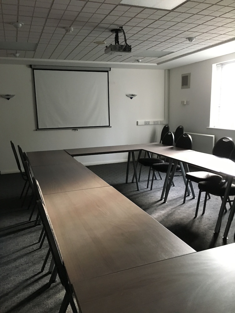 Chesterfield Vacations - ibis Chesterfield North - Barlborough - Property Image 3