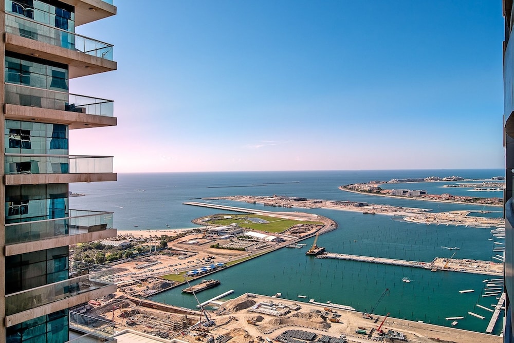 High-floor 2BR With Dubai Marina Views