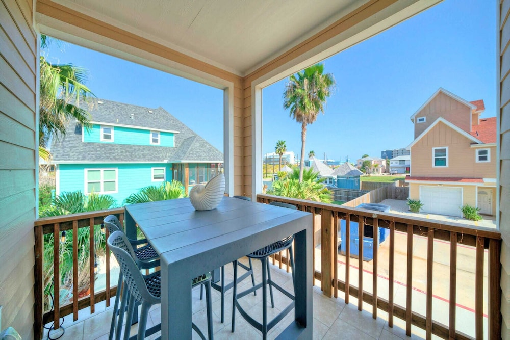 Sleeps 23, 2 Beachside Homes Resort Pool, Walk to the Beach, Balcony + Yard