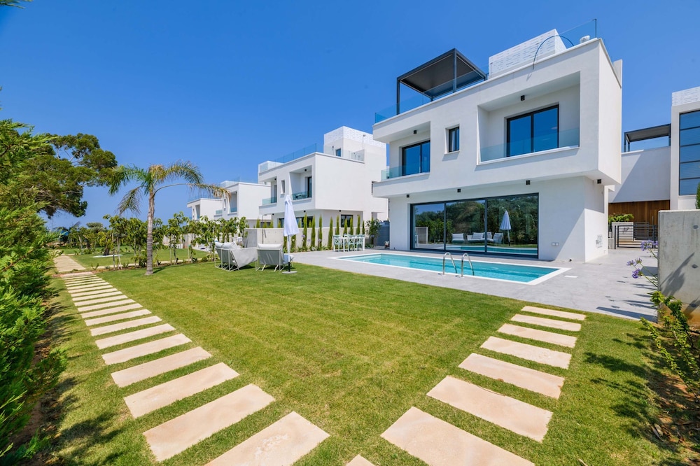 By The Beach - Blue Topaz Villa