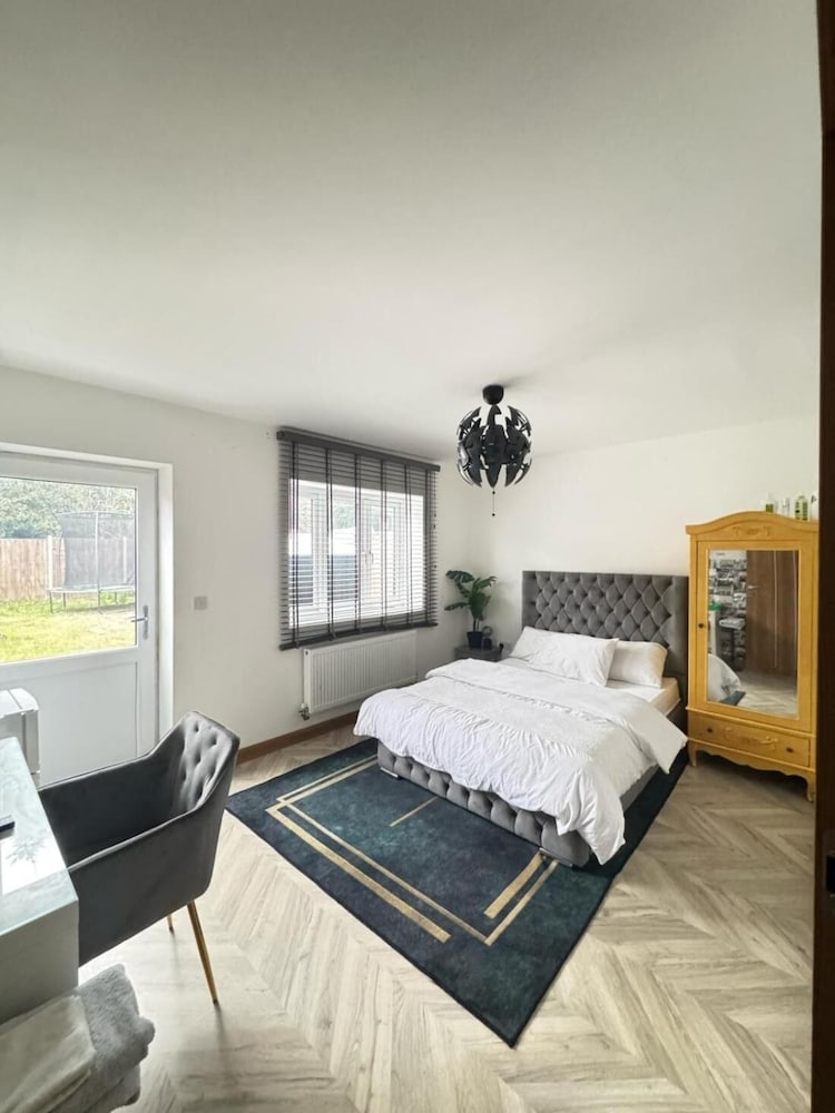 Erith Cosy Retreat Home