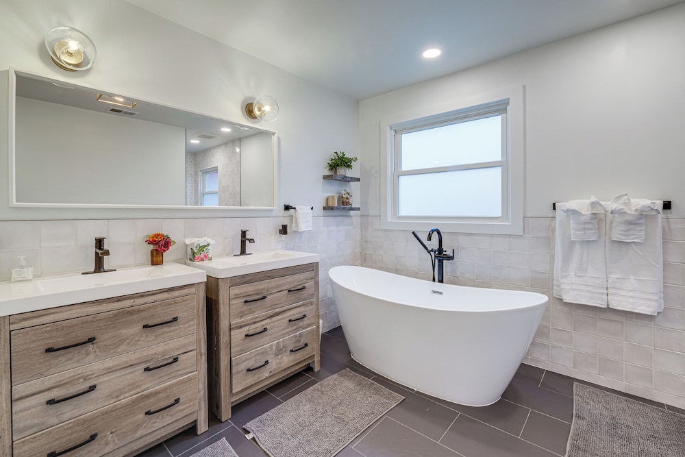 Upscale Family Retreat Near DC & Georgetown!