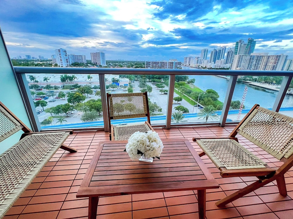 Luxury Ocean Views Apt 1208