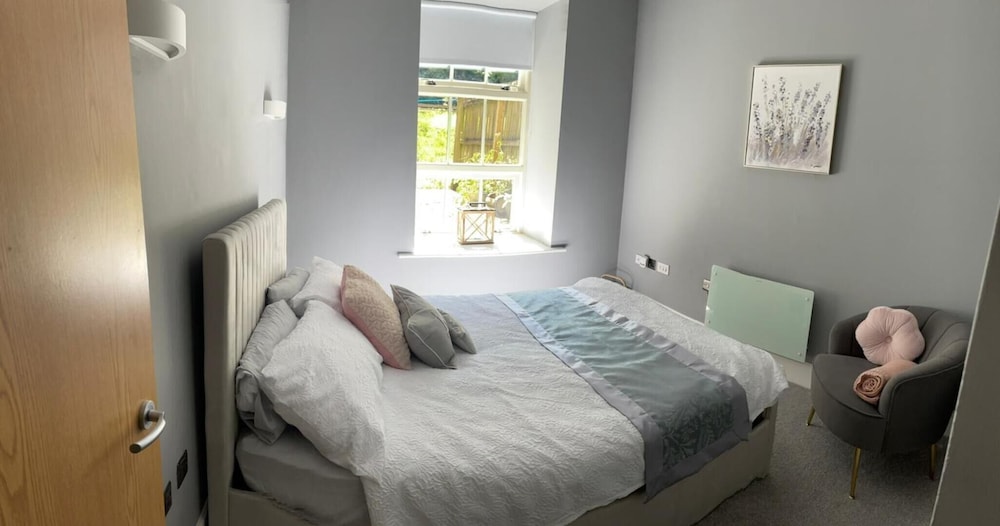 2 Bed Woodland Retreat - Garden & Free Parking view 2