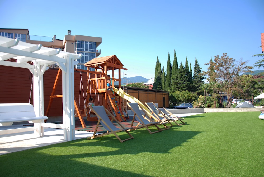 Peak Season Hotel