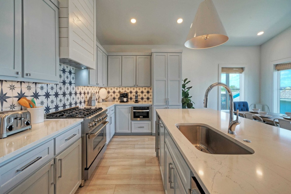 Luxury 4bdr Beach Retreat w/ Private Pool Walk to Dining + Shops Shore Thang