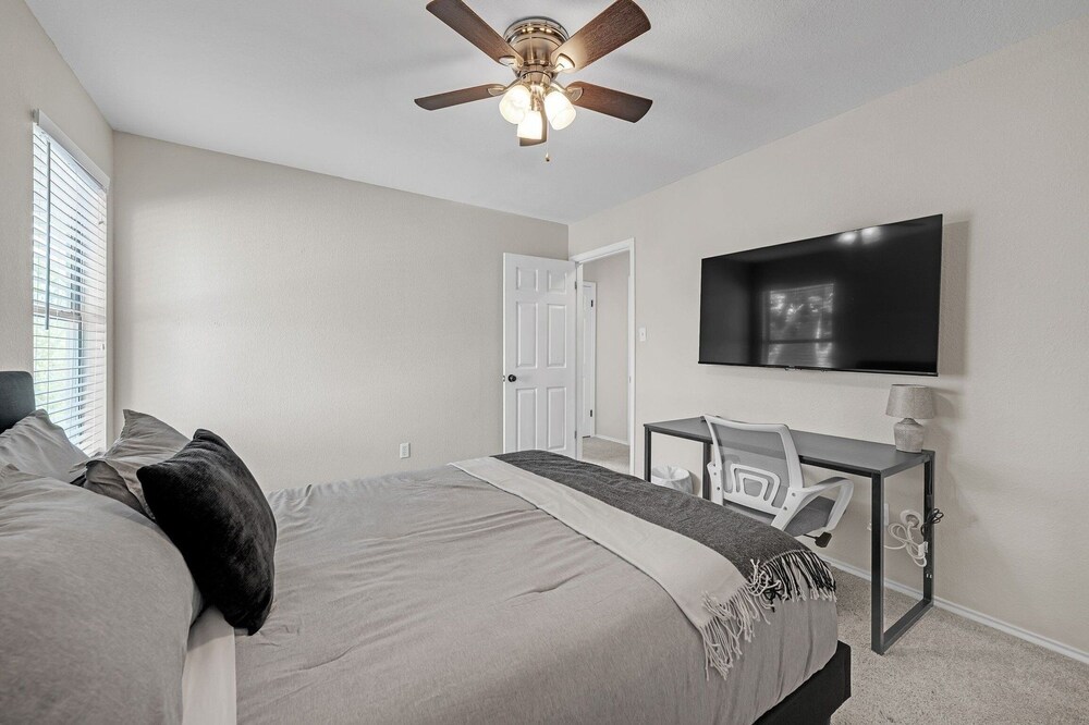Modern 4br Gem Chic Comfort In Austin 4 Bedroom Home