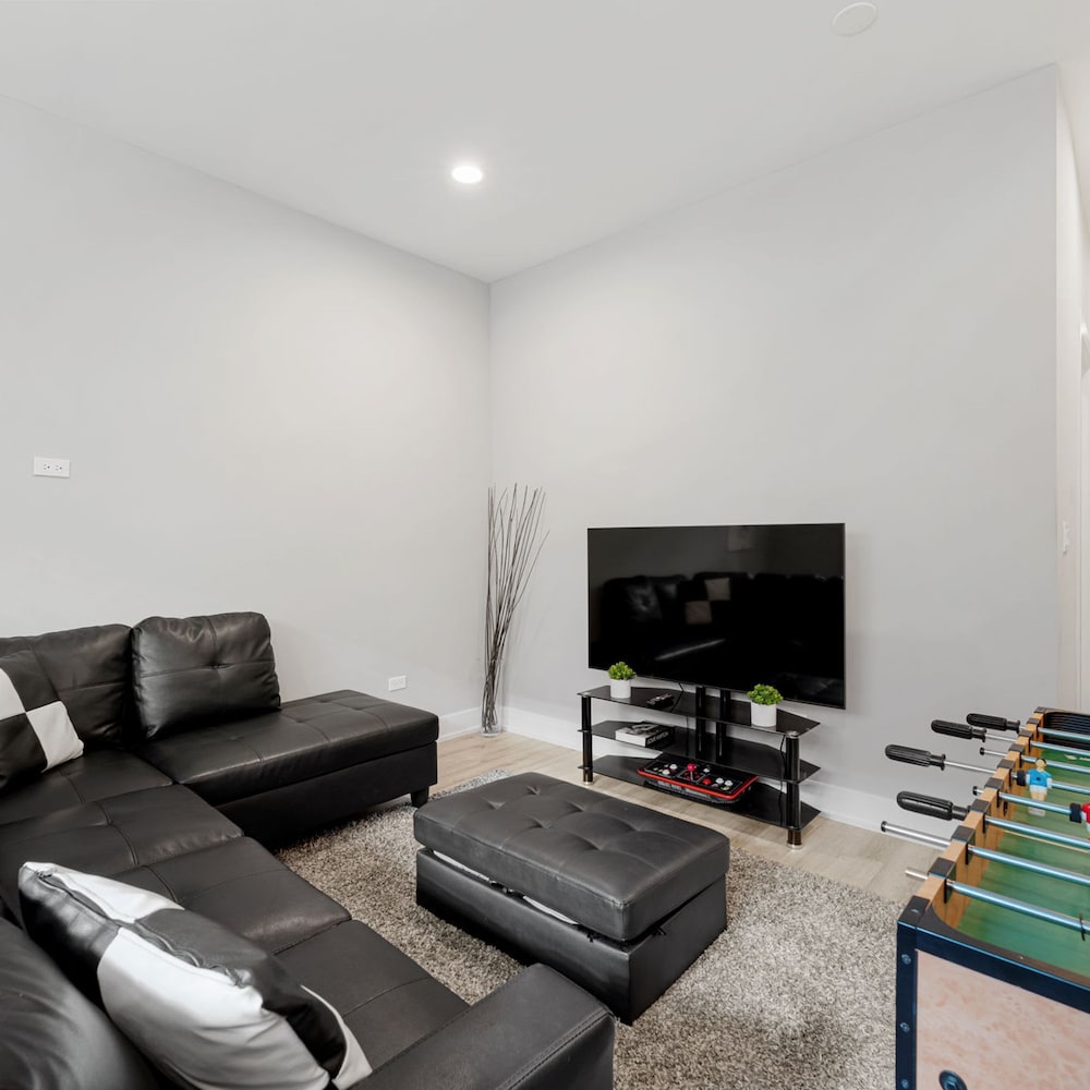 Magnificent NEW Home w 8 Beds Free Parking