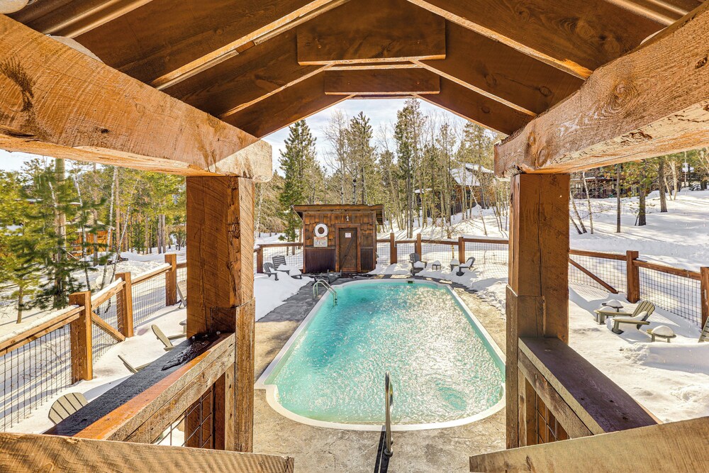 5 Mi to Terry Peak: Spacious Lead Cabin w/ Hot Tub