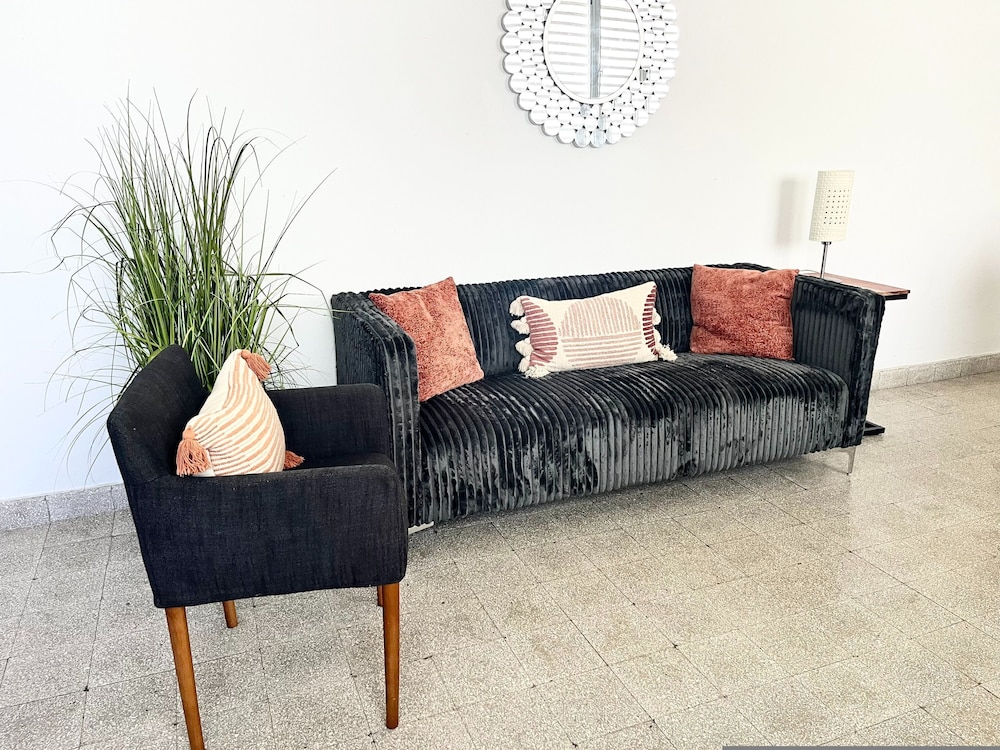 3BR 2BA Balconies Hip Lo za Beach Caf s