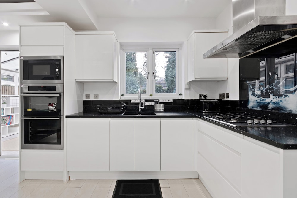 4 Bed - Sleeps 9 - Free Parking - 20 min Gatwick