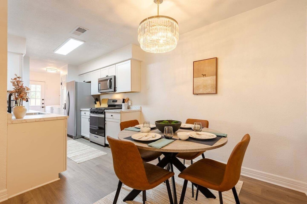 Modern 3br Townhouse Near Brushy Creek 3 Bedroom Duplex