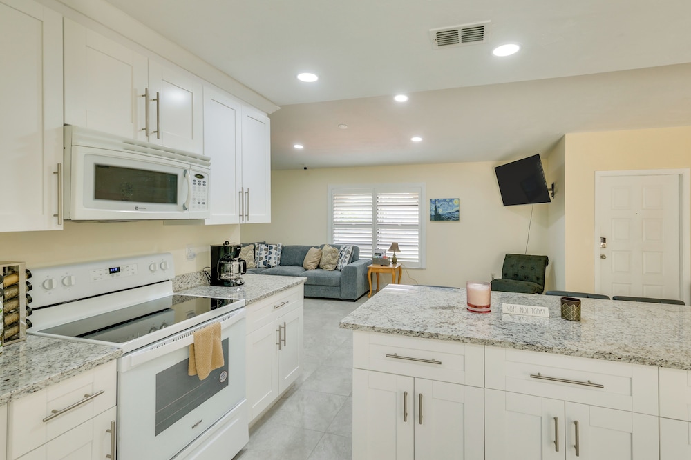 Saltwater Pool & Lanai: Lehigh Acres Escape!