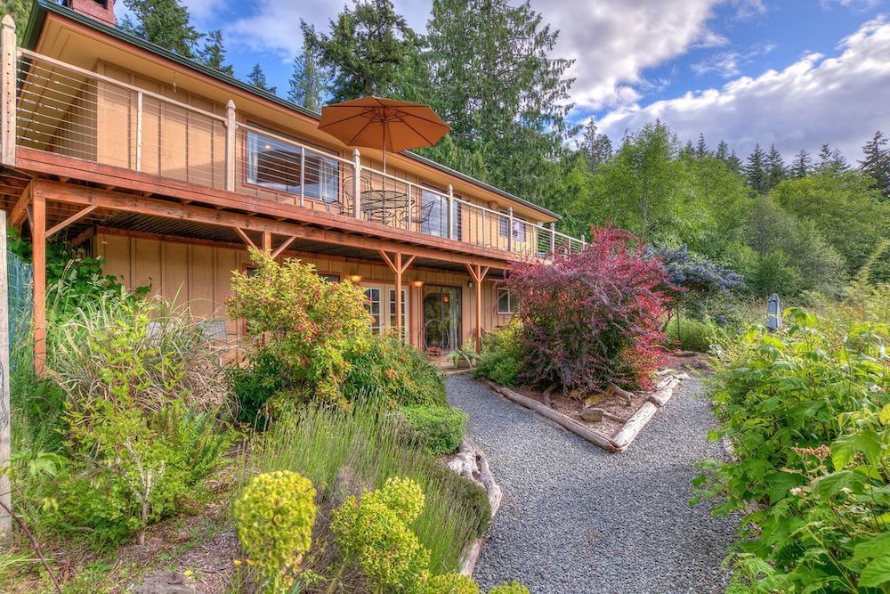The Cedar Field Vacation House