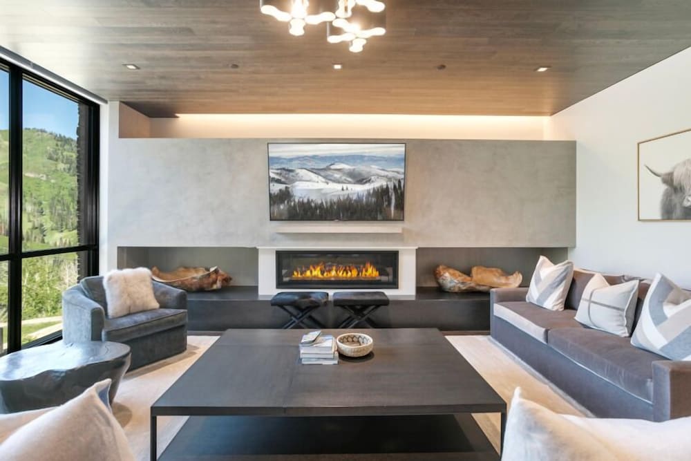 203 - Three Bedroom Deluxe One Empire Pass 3 Condo