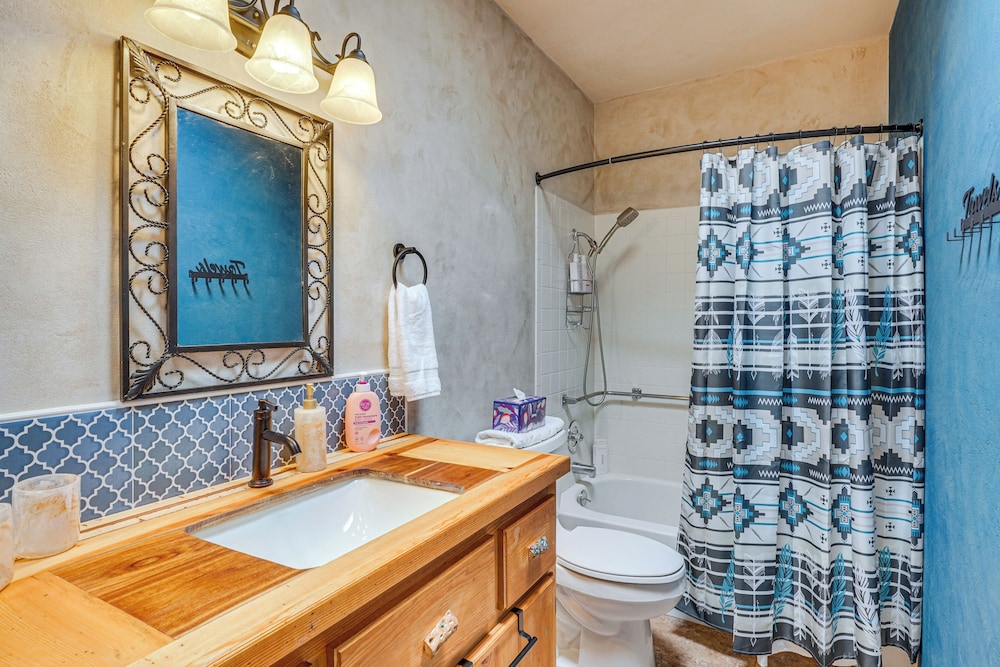 Quiet Townhome w/ Mountain Views in Green Valley