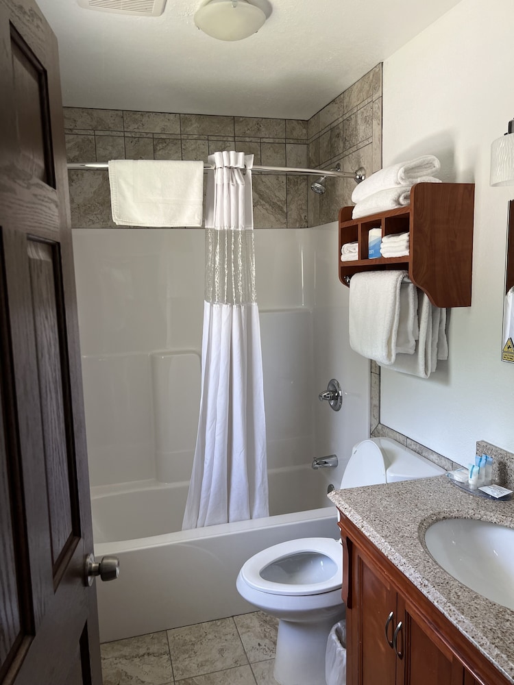 All Star Inn & Suites